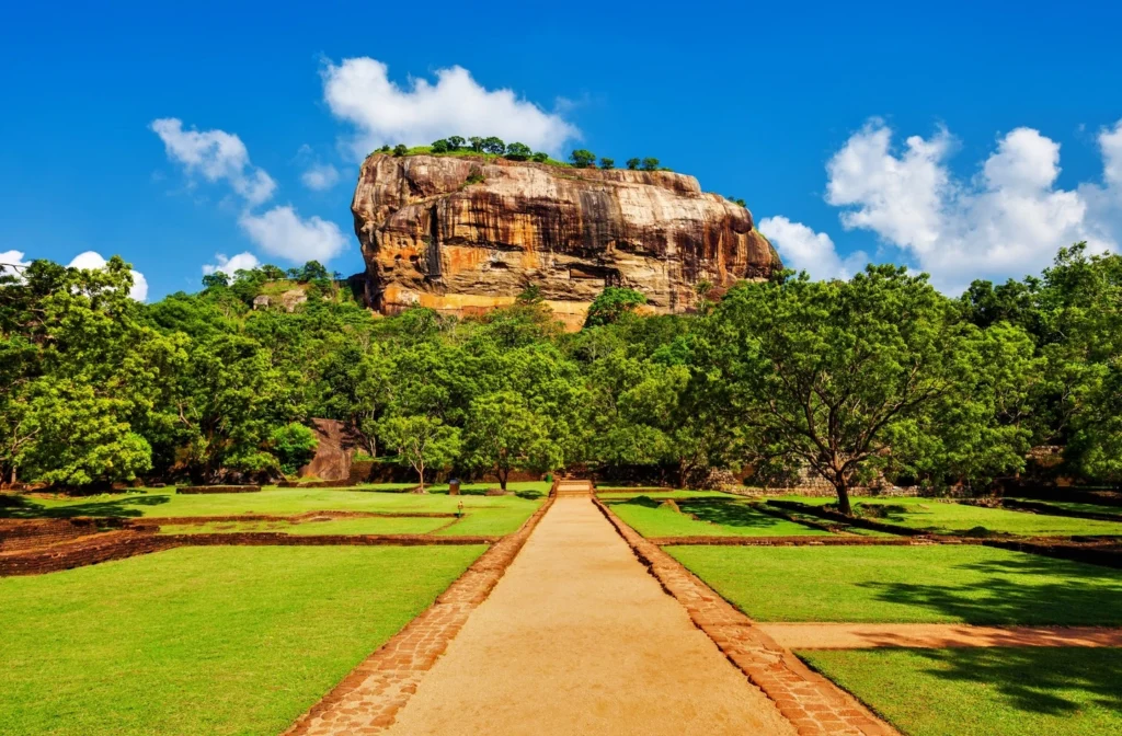 Sri Lanka sigiriya lion rock tourist destination - Ceylon guiders